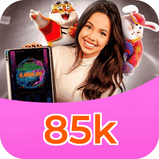 Plataforma 85k mostrando interface moderna, jogos certificados e recursos de segurança licenciados